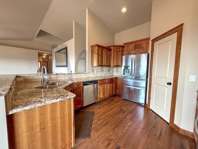 Building Photo - Spacious Home With Stunning Sunset Views