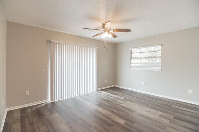 Building Photo - 3353 Sherwood Dr