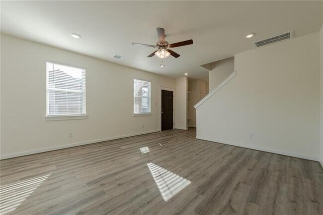 Building Photo - Beautiful townhome/condo located in Pfluge...