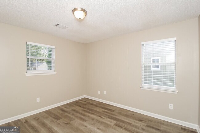 Building Photo - 6154 Highview Dr SE