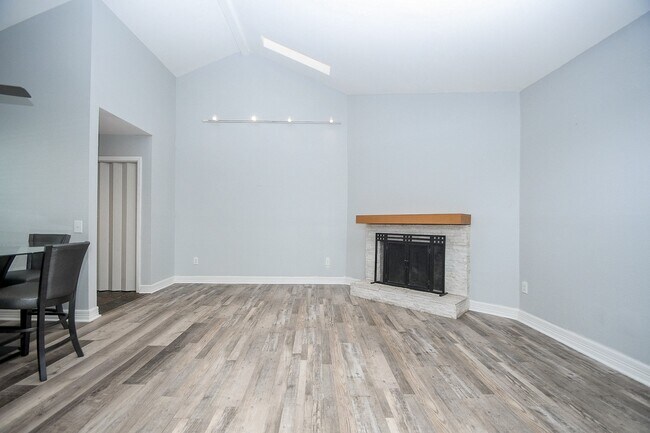 Building Photo - 9809 Richmond Ave.