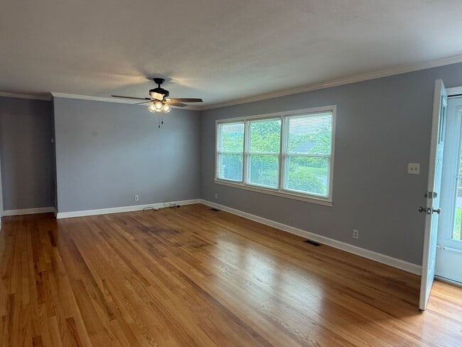 Building Photo - 3/2 bath home - Town Acres School District!