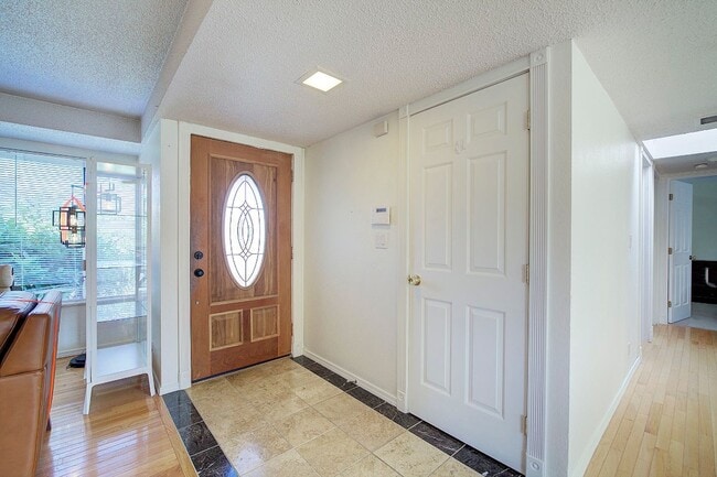 Building Photo - 3bd/1.5ba Bellevue Home