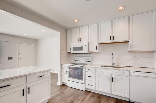 Building Photo - 3330 Cook St