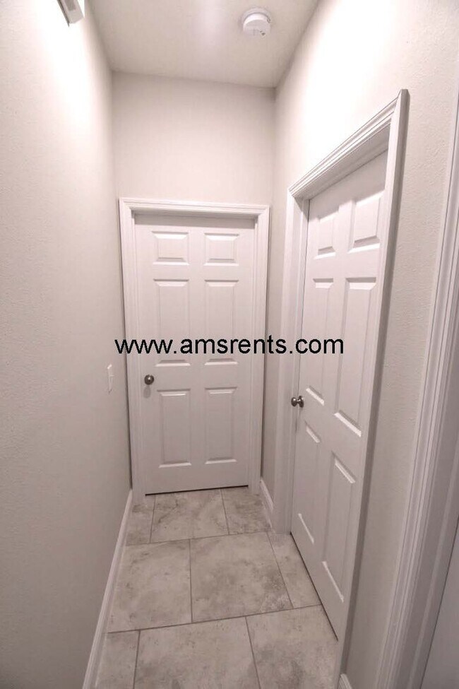 Building Photo - Spacious Pool Home in Davenport