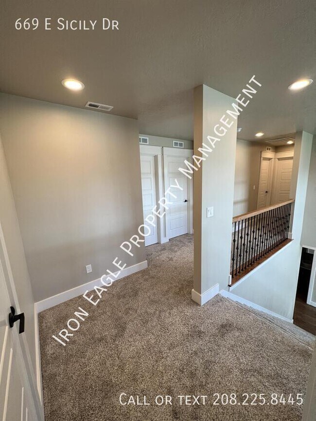 Building Photo - 669 E Sicily Dr