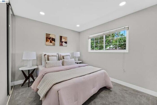 Building Photo - 6877 Rayland Ct