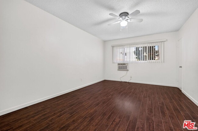 Building Photo - 15540 Moorpark St