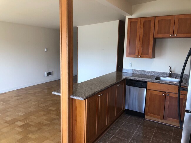Building Photo - Beautiful 2-Bedroom Apartment with Stunnin...