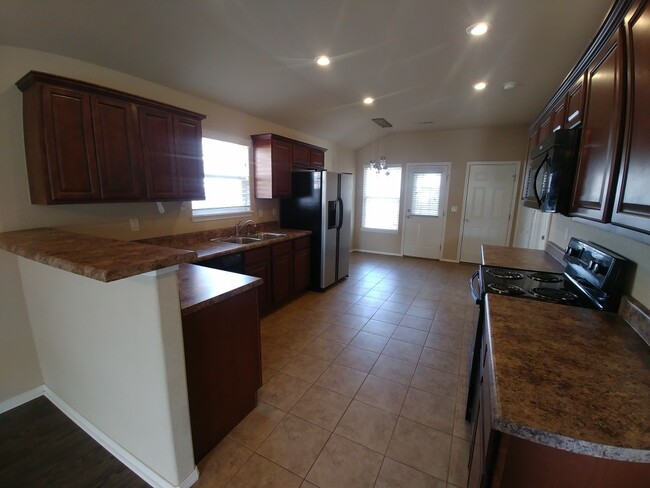 Building Photo - Great 3 Bedroom home in Fayetteville! Convenient to UofA and I-49!