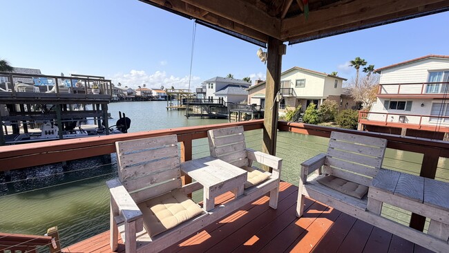 Building Photo - 13806 Primavera Dr