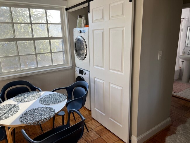 Building Photo - 1624 W Abingdon Dr