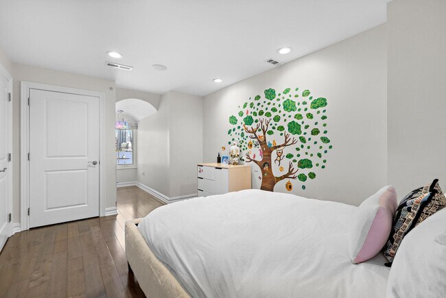 Building Photo - 33 Regency Pl