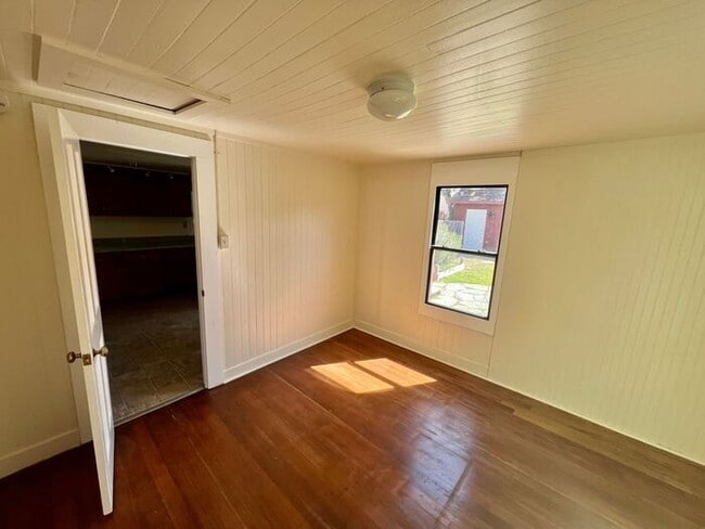 Building Photo - 5th Street Charm! Apply NOW!