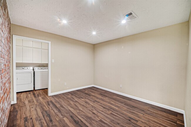 Building Photo - 711 Leicester Ln