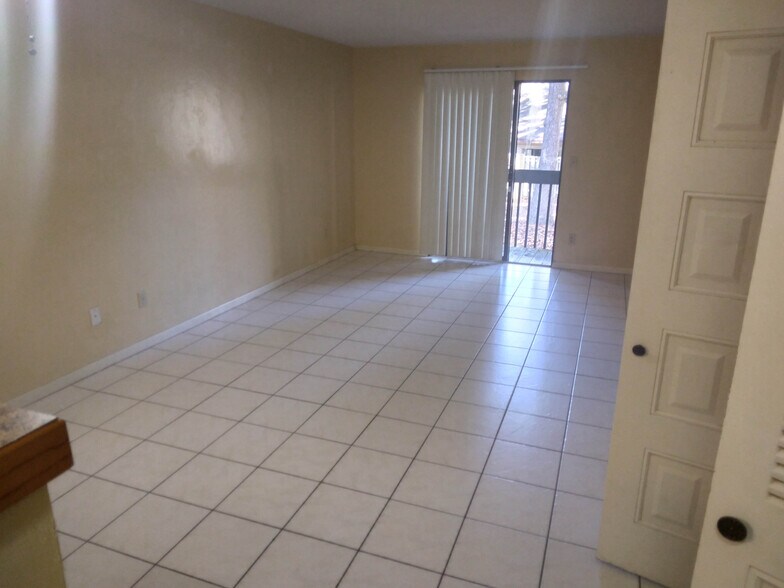 Living Room - 127 SE 16th Ave