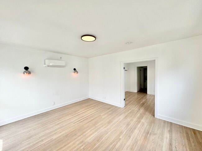 Building Photo - 338 N Kingsley Dr