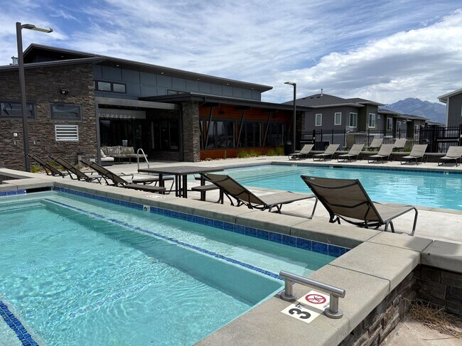 Building Photo - Townhome available now in Haven Dell!