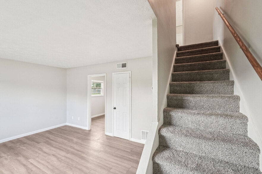 Building Photo - Columbus Crossing Townhomes