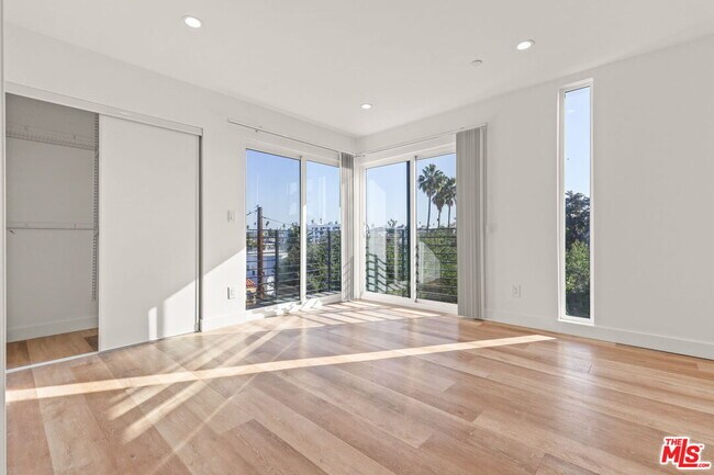 Building Photo - 803 N Harvard Blvd