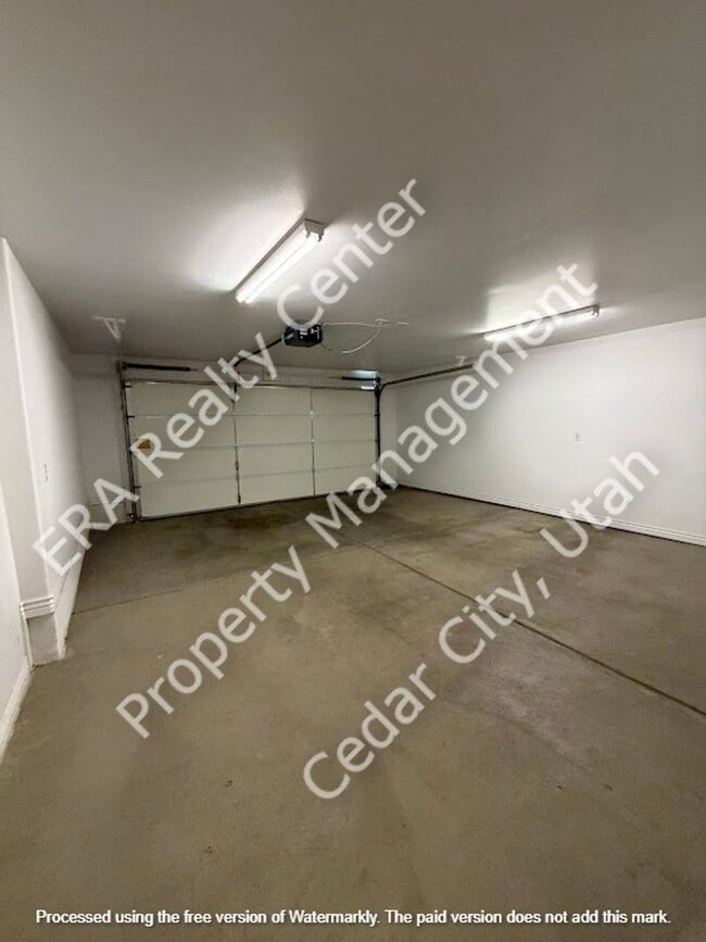 Building Photo - Move-In Discount - 3 Bedroom 2 bath in The Seasons