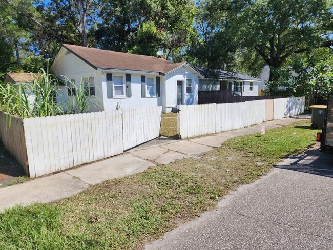 Building Photo - 3057 Columbus Ave