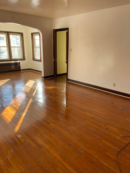 Family room - 3417 Grover St