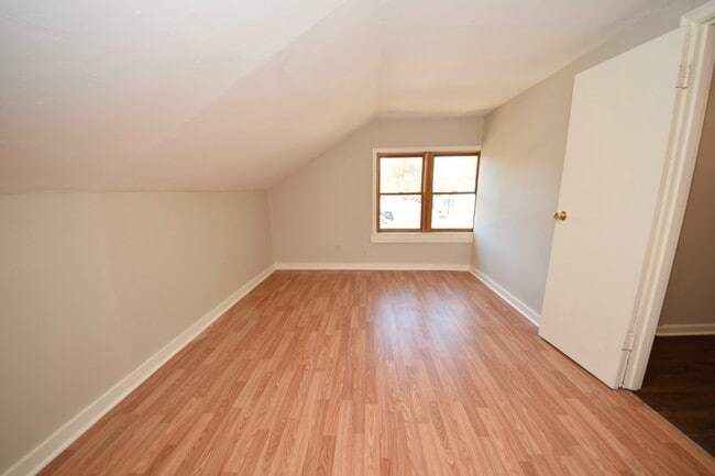 Building Photo - 1 Bedroom, 1 Bathroom Upstairs apartment n...