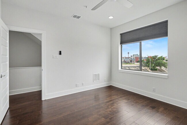 Building Photo - 1606 N Hackberry St