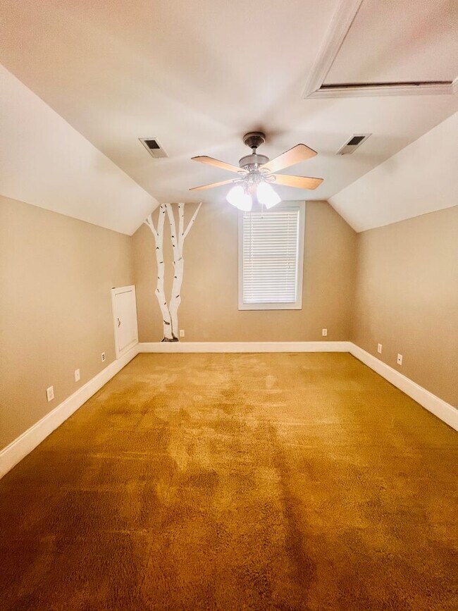Building Photo - Tucked Away 3 Bedroom Gem on Private Road ...