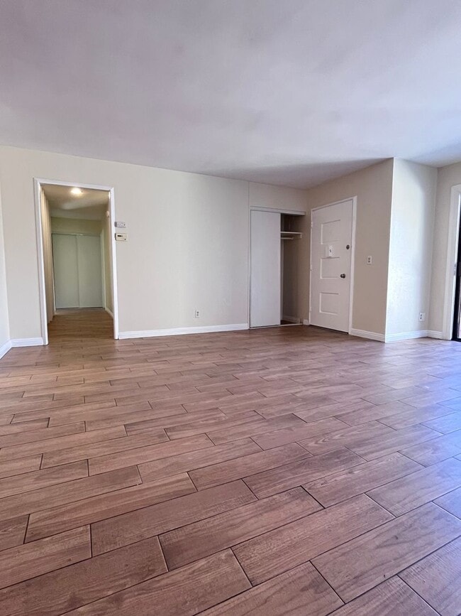 Building Photo - SINGLE STORY 3 BR/ 2 HOME WITH 2 CAR GARAGE