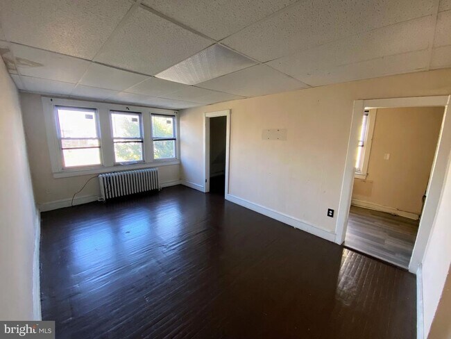 Building Photo - 5111 E Roosevelt Blvd