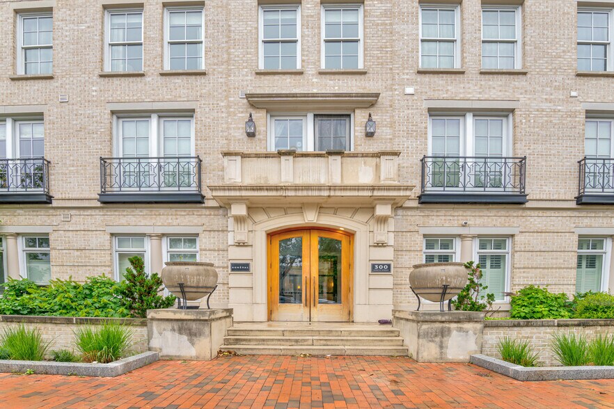 Building Photo - 300 8th St NE