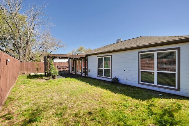 Building Photo - 2214 Holly Knoll St