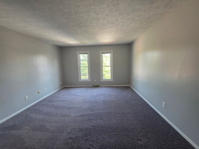 Building Photo - Spacious Town Home in Brighton Heights!
