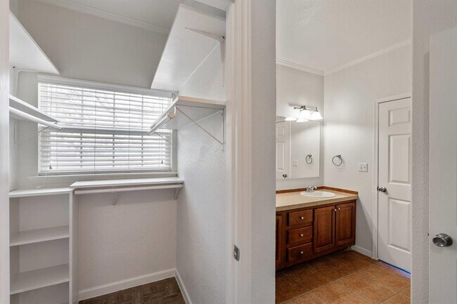 Building Photo - 289 Heatherwood Dr