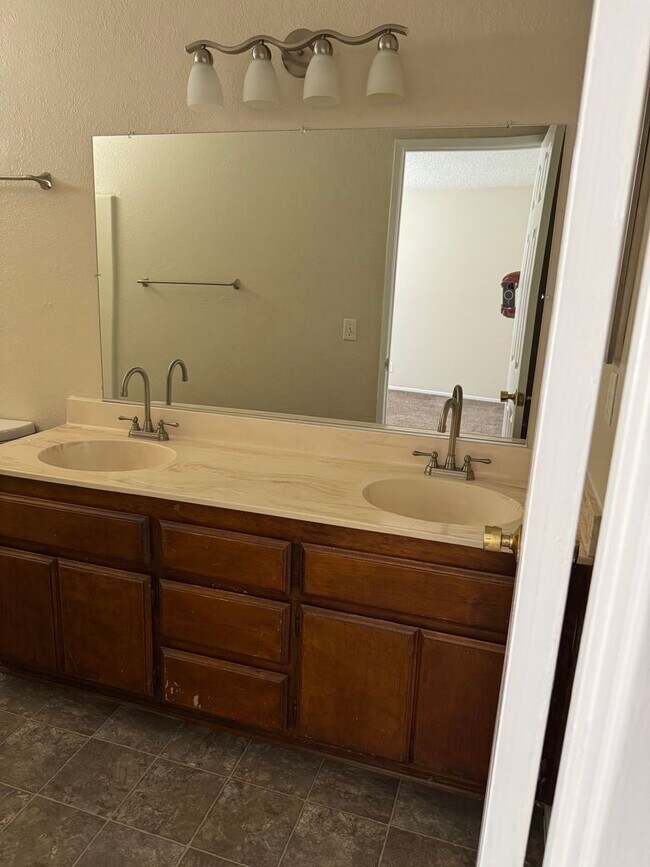 Building Photo - Apple Valley- Four Plex- 2 Bedrooms, 2 Bat...