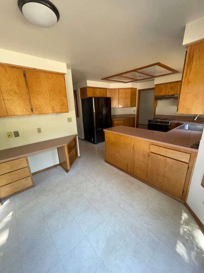 Building Photo - 3 Bedroom Home on Large Corner Lot!