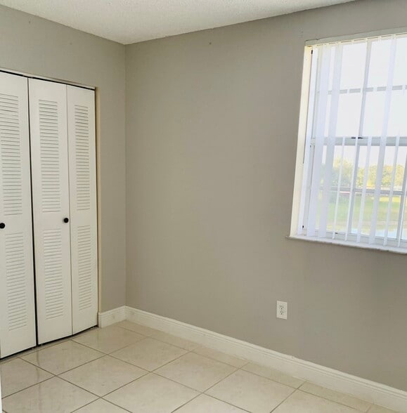 Building Photo - 9735 Fontainebleau Blvd