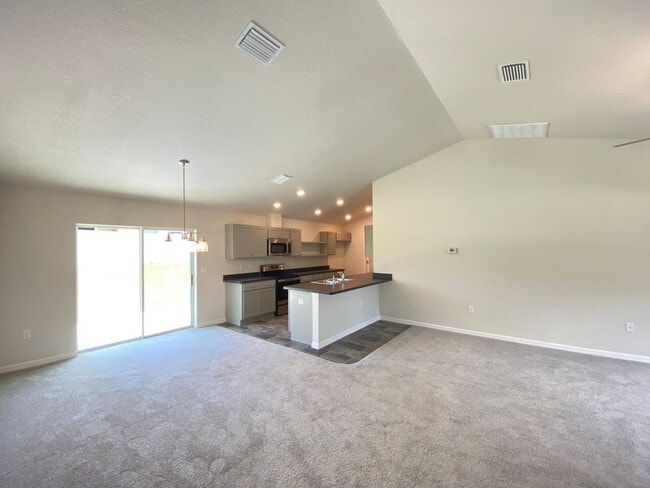 Building Photo - $700 off first month's rent! - Desirable Citrus Springs Neighborhood 3/2/2