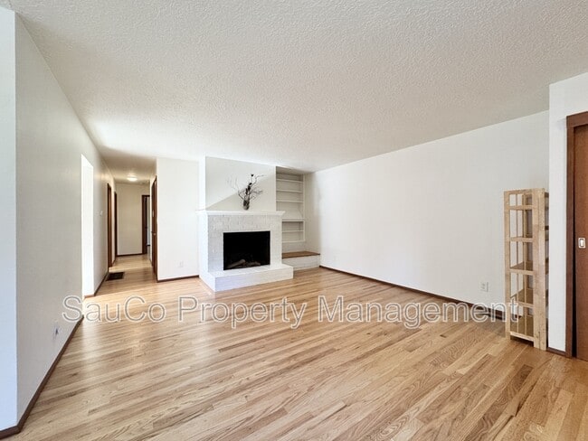 Building Photo - 4751 SW 53rd Ave