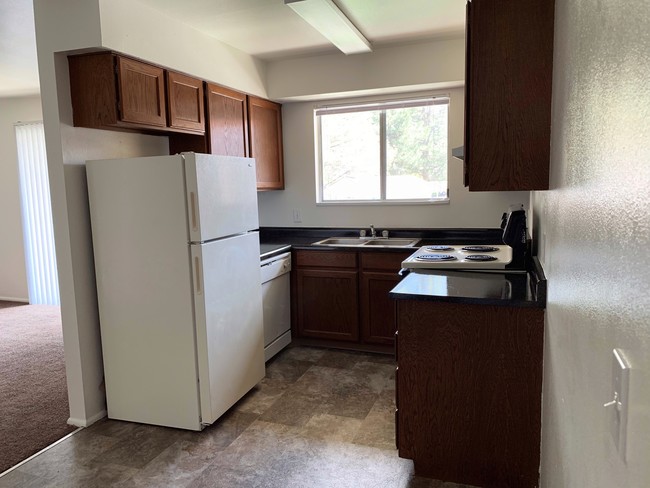 Kitchen - Willow Brook Cove Apartments