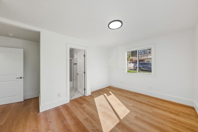 Building Photo - 1671 Mono Ave