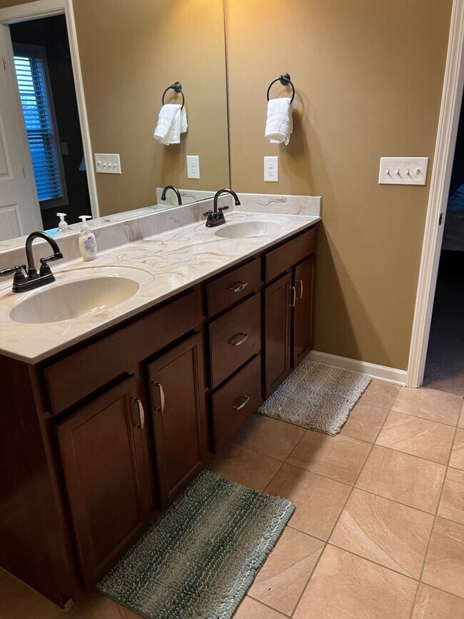 Building Photo - Charming 4BR House in Clarksville