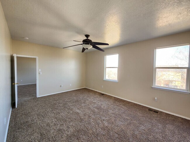 Building Photo - Amazing, Large 3 Bedroom Home in Southwest Albuquerque. Refrigerated Air, 2 Car Garage