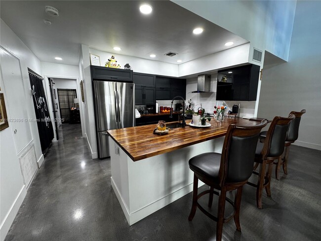 Building Photo - 6984 Greentree Ln
