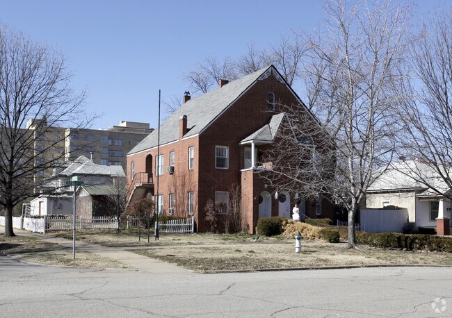 Primary Photo - 821-823 S Dewey Ave