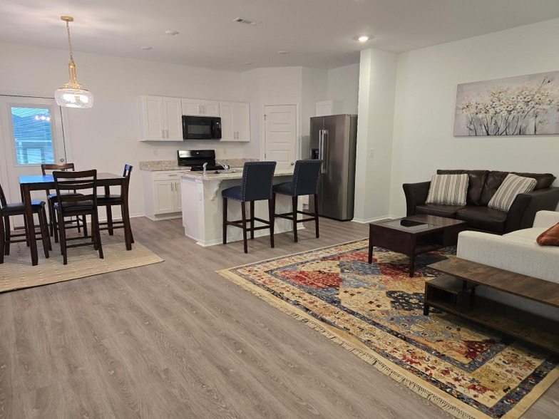 Primary Photo - 6721 SW Dignity Ave