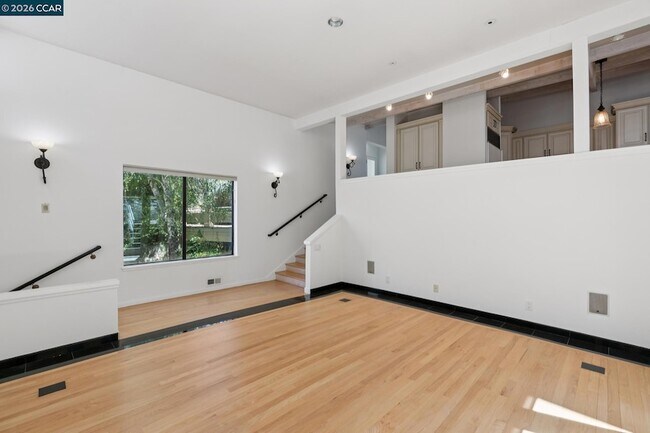 Building Photo - 660 La Casa Via