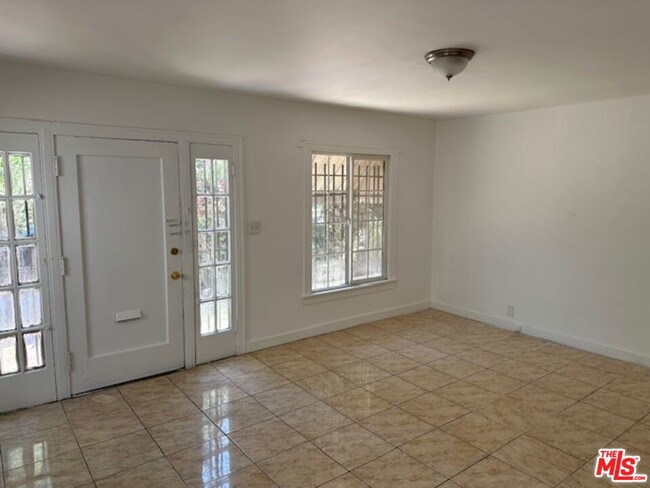 Building Photo - 652 E 74th St